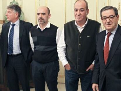 Desde la derecha, Mario Fernández, Martín Garitano, Jon Peli Uriguen, Xabier Iturbe y Pedro Iturbe, tras la reunión que han mantenido en San Sebastián.