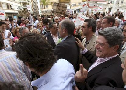 Francisco Camps en Torrevieja, tras ser increpado por simpatizantes del movimiento 