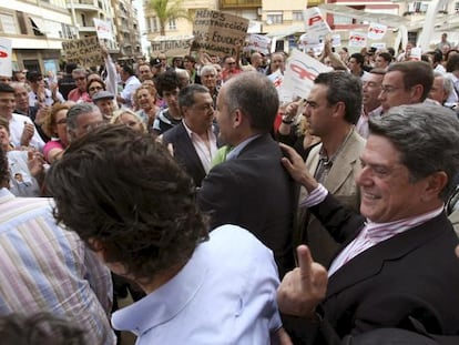 Francisco Camps en Torrevieja, tras ser increpado por simpatizantes del movimiento