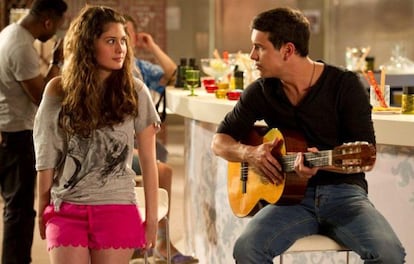 La actriz Nerea Camacho, junto a Mario Casas en 'El barco'.