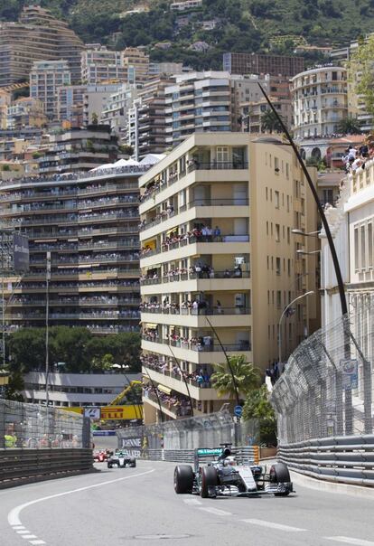 Hamilton en el circuito urbano de Mónaco.