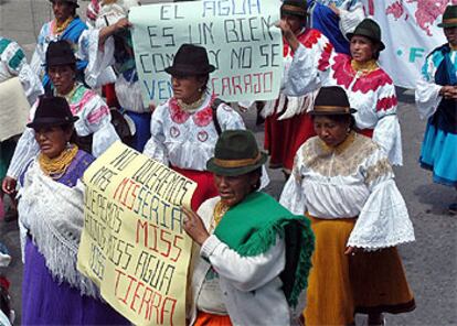 Mujeres indígenas reclaman en Quito "Miss agua y Miss tierra".