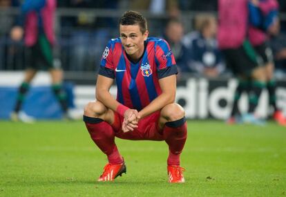 Florin Gardos, del Steaua de Bucarest, se lamenta tras la derrota de su equipo.