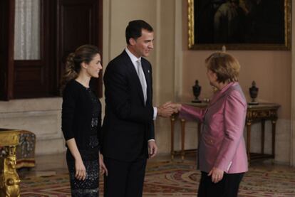 Don Felipe de Borbón y doña Letizia reciben a Angela Merkel en la cena celebrada en el Palacio Real de Madrid