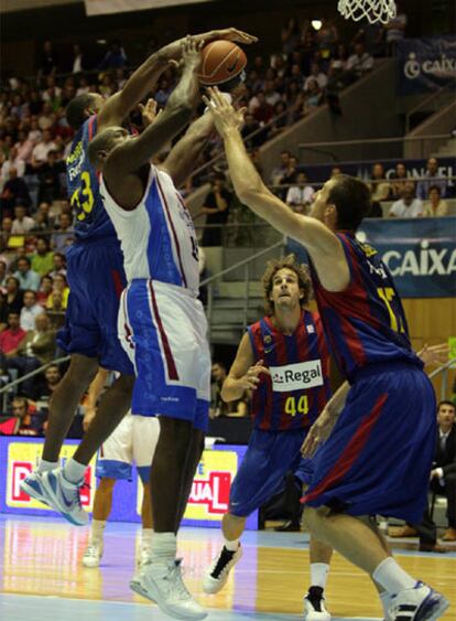 Morris y Fran Vázquez intentan taponar a Jackson.