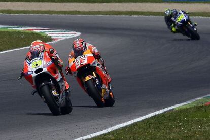 Márquez persigue a Iannone antes de su caída en Mugello.
