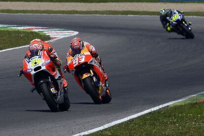 M&aacute;rquez persigue a Iannone antes de su ca&iacute;da en Mugello.