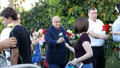Policiais entregam flores a alunos que regressam ao colégio que foi palco da matança em Parkland.
