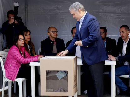 El presidente de Colombia, Iván Duque, deposita su voto el domingo en Bogotá.