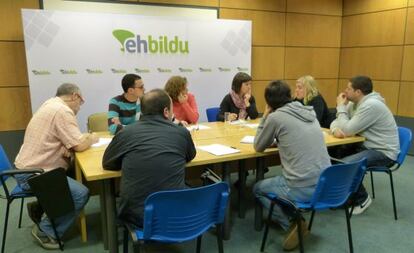 Reunión mantenida entre representantes de EH Bildu y Stop Desahucios Bizkaia.