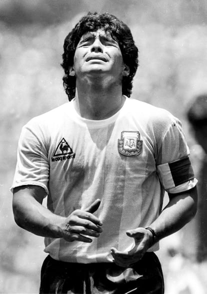 El futbolista argentino Diego Armando Maradona se lamenta tras recibir una tarjeta amarilla en la final de la Copa del Mundo contra Alemania Federal en Ciudad de México, el 29 de junio de 1986.