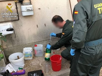 Agentes de la Guardia Civil se incauta de un alijo del explosivo conocido como 'madre de Satán'. 