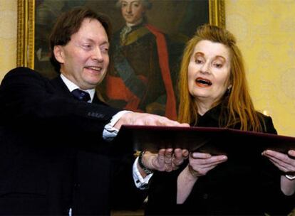 La austriaca Elfriede Jelinek y Horace Engdahl, en 2004.