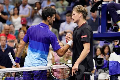 Djokovic y Brooksby se saludan en la red tras el partido de octavos en la central de Nueva York.