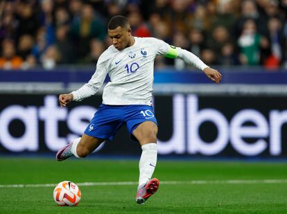 Kylian Mbappe remata para marcar ante Países Bajos este viernes.