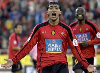 Gonzalo Castro celebra la consecución de su segundo gol, con Webó detrás.
