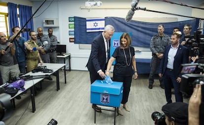 O cabeça de lista da coligação Azul e Branco, Benny Gantz, deposita seu voto junto com a esposa nos arredores de Tel Aviv.