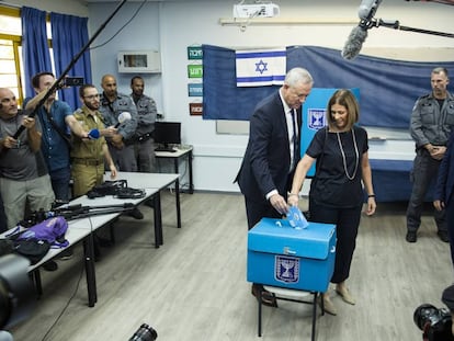 O cabeça de lista da coligação Azul e Branco, Benny Gantz, deposita seu voto junto com a esposa nos arredores de Tel Aviv.