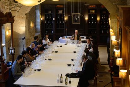 Sala de cata con 16 copas por catador. Un lujo en la bodega. Hurtado de Amézaga de maestro de ceremonias.