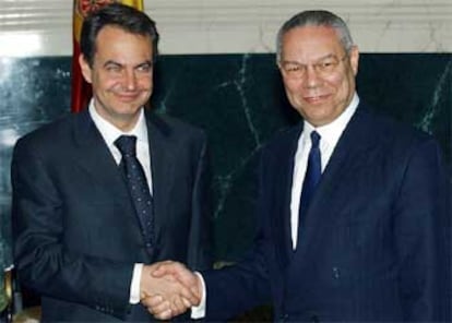Zapatero saluda al secretario de Estado norteamericano tras la celebración del funeral por las víctimas del 11-M.