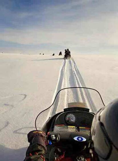Las motos avanzan por la nieve cerca de Alta, la mayor urbe de Finnmark, llamada la ciudad de las auroras boreales.
