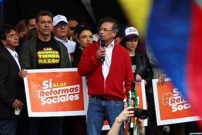 Gustavo Petro habla a los asistentes reunidos en la Plaza Bolívar, este martes en Bogotá.