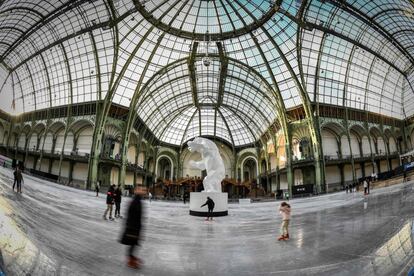 Vsita general de la pista de patinaje sobre hielo del Grand Palais de París (Francia).