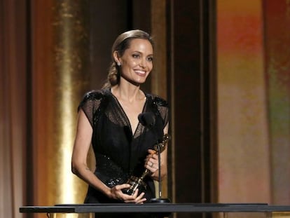 Angelina Jolie, anoche, con el premio Jean Hersholt en la mano.
