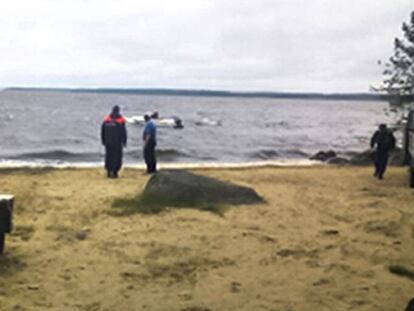 Equipos de rescate en el lago en el que han muerto al menos 10 ni&ntilde;os hoy.