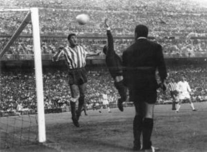 Griffa cabecea en un partido contra el Real Madrid en Chamartín.