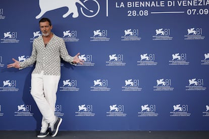 Antonio Banderas posa para los medios en el 'photocall' de la película 'Babygirl', competidora del festival.