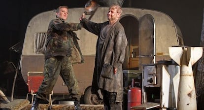 El tenor Stefan Vinke y Peter Bronder (d), durante el ensayo general de la ópera de Richard Wagner, 'Siegfried', que se verá en el Liceo.
