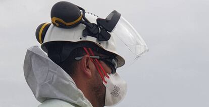 Un operario de Suez con EPI realizando trabajo de campo. 