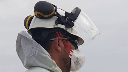 Un operario de Suez con EPI realizando trabajo de campo. 