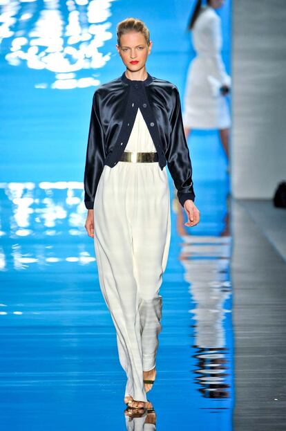 Reem Acra apuesta por la feminidad combinando un mono blanco con una chaqueta tipo bomber de seda.