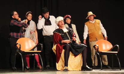 Los actores y actrices de 'Érase una vez la revolución' durante una de las escenas de la obra el día del estreno.