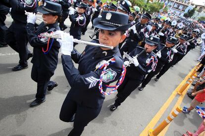 Policías en el desfile de conmemoración por los 112 años de la Separación de Panamá de Colombia este martes.