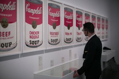 'El arte mecánico' incluye las imágenes más emblemáticas y universales del mundo creado por Warhol: la lata de sopa Campbell’s se ha convertido en uno de los iconos del arte contemporáneo.