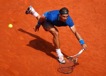 Rafael Nadal recupera una pelota. 