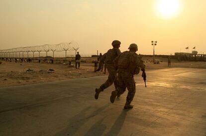 18 de agosto de 2010. Soldados estadounidenses corren a travs de la frontera entre Irak y Kuwait durante la retirada de la ltima brigada de combate de EE UU en el pas.