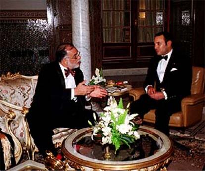 El cineasta Francis Ford Coppola habla con el rey de Marruecos, Mohamed VI, en el palacio de Marraquech.