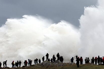 Varias personas observan las grandes olas formadas en el salto de los Bufones de Pria, en Llanes. Asturias registra a primera hora de la tarde rachas de viento de hasta 113 kilómetros por hora como consecuencia del temporal que se registra en todo el litoral. 