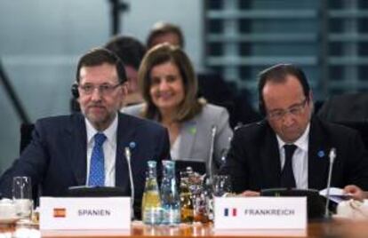 El presidente del Gobierno español, Mariano Rajoy (i), la ministra española de Empleo, Fátima Báñez (c), y el presidente de Francia, François Hollande (d), asisten a la Conferencia para el Empleo juvenil convocada en la Cancillería alemana en Berlín (Alemania). EFE/Archivo