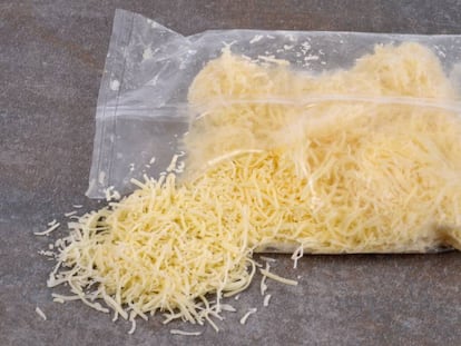 Patata, huevos y otros ingredientes con los que se hace el rallado que no es queso