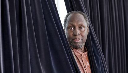 El escrito keniata Ngugi wa Thiong&rsquo;o, retratado ayer en Barcelona.