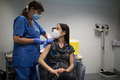 Una sanitaria administra la segunda dosis de la vacuna contra la covid-19 al personal del Instituto Catalán de Salud, en Barcelona el 28 de enero.