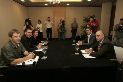 Reunion entre Batasuna (Rufino Etxeberria , Arnaldo Otegi y Olatz Dañobeitia) y el P.S.E. ( Rodolfo Ares y Arnaldo Otegi ), el 6 de julio de 2006 en San Sebastián. San Sebastian
