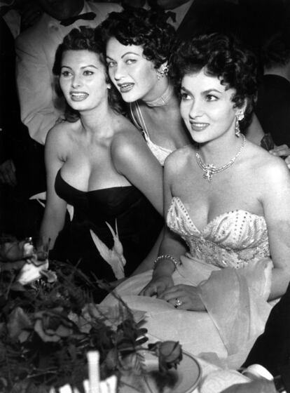 Las actrices, desde la izquierda, Sofia Loren, Yvonne de Carlo y Gina Lollobrigida, en festival de Cine de Berlín de 1954.