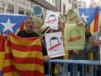 Dos grupos de manifestantes se han reunido para reclamar el "derecho a decidir" del pueblo catalán en el referéndum de independencia del 1-O.