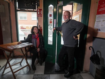 Aurora Navarro y Manuel Fernández, actores profesionales y propietarios del teatro alternativo El Montacargas, en el centro antes del próximo cierre de actividad tras veinte años ininterrumpidos de representaciones.